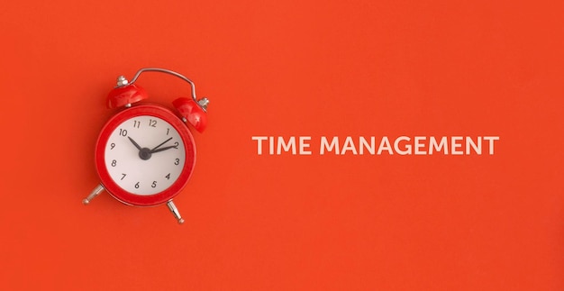 Antieke wekker op rode achtergrond Time Management Concept