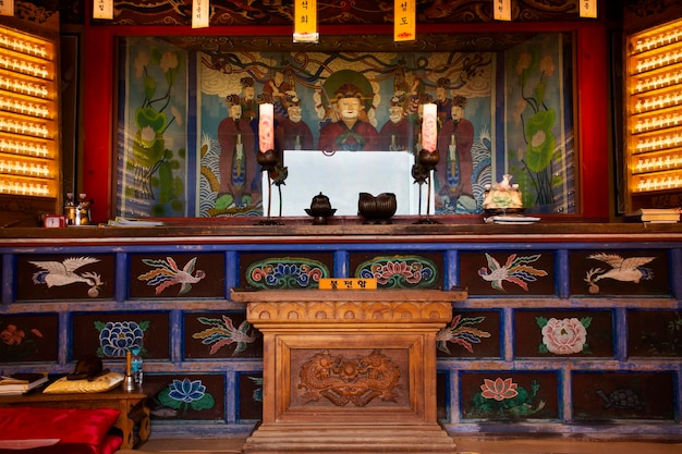 Antieke Yonggung-schrijn voor Koreaanse mensen reiziger bezoek bidden zegen wens heilig mysterie oude godheid engel aanbidding van de Haedong Yonggungsa-tempel in Gijang 18 februari 2023 in Busan, Zuid-Korea