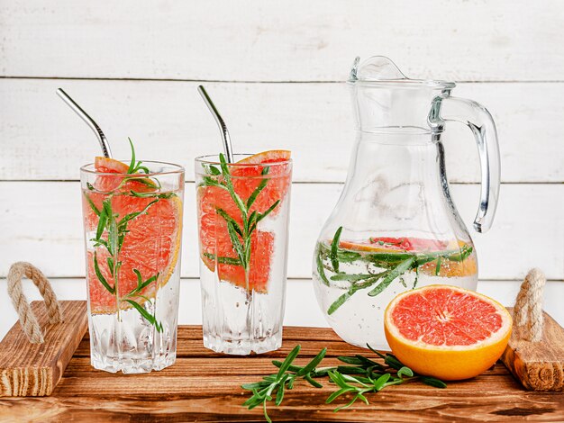 Antioxidant drankje met soda, grapefruit en rozemarijn op witte houten achtergrond. Gezond eten en drinken concept.