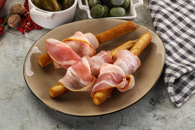 Photo antipasti grissini with pork bacon