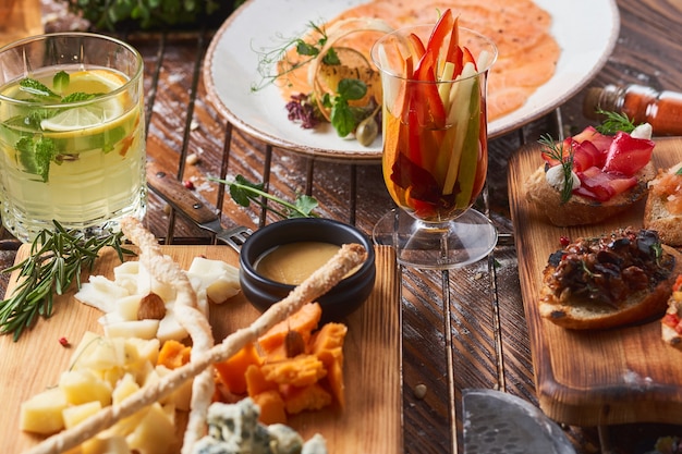 Foto antipasti, verschillende soorten kaas op een houten bord met honing