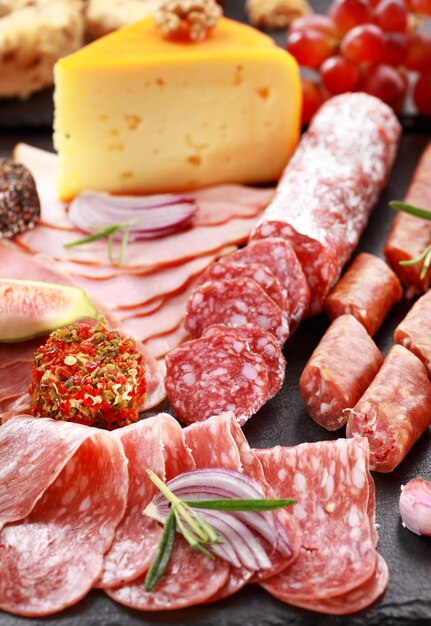 Foto piatto di catering antipasto con vino rosso