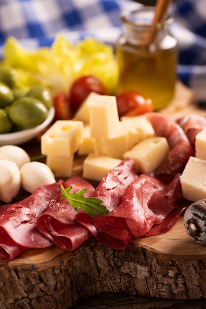 Antipasto catering schotel met olijven, schokkerig, salami en kaas close-up