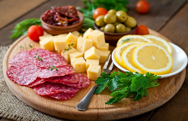 Antipasto cateringsschotel met salami en kaas op hout