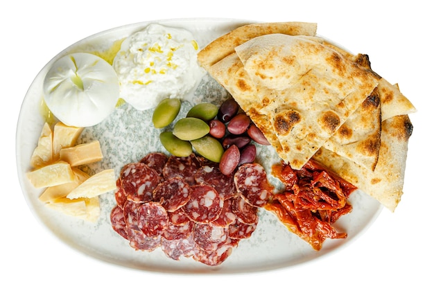 Piatto di antipasti con diversi formaggi, carne e focaccia isolati su sfondo bianco