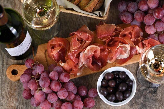 Антипасто. Закусочный винный сет хамон из вяленой ветчины с виноградом и оливками