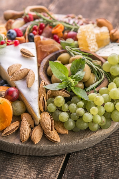 Antipastoachtergrond Verschillende Italiaanse snacks met fruitnoot op een rustieke achtergrond