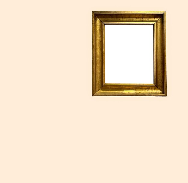 Foto cornice della galleria della fiera d'arte antica sulla parete beige alla casa d'aste o al modello vuoto della mostra del museo con copyspace bianco vuoto per la grafica di design mockup