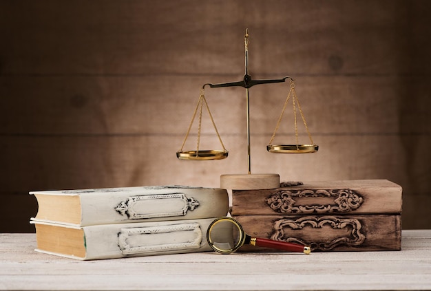 アンティークの本、虫眼鏡、うろこ。正義の概念
