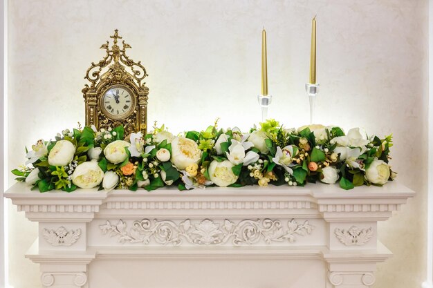 음소거 된 빈티지 복고 스타일의 촛불과 함께 테이블에 꽃과 골동품 시계
