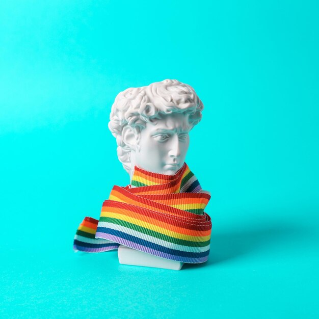 Foto busto antico di david con nastro lgbt arcobaleno su sfondo turchese pop concettuale minimal lgbt natura morta idea creativa