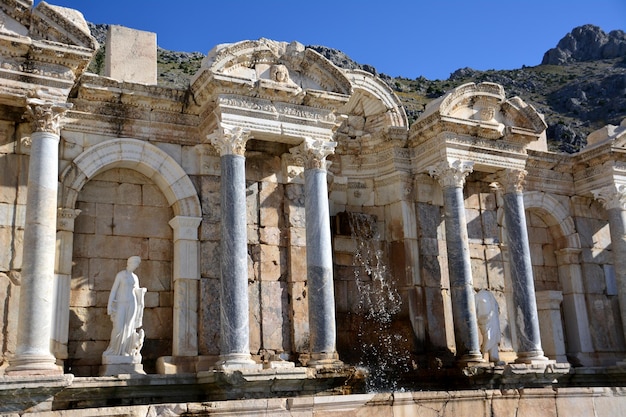 Photo antique fountain with sculptures and colomns of ancient town sagalassos, turkey