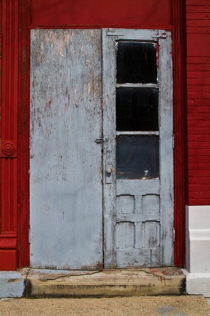 ミシガン州の赤いレンガの壁にある古代の灰色の青いドアウェイ