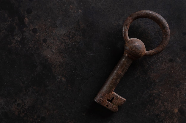 Античный ключ на старинном фоне