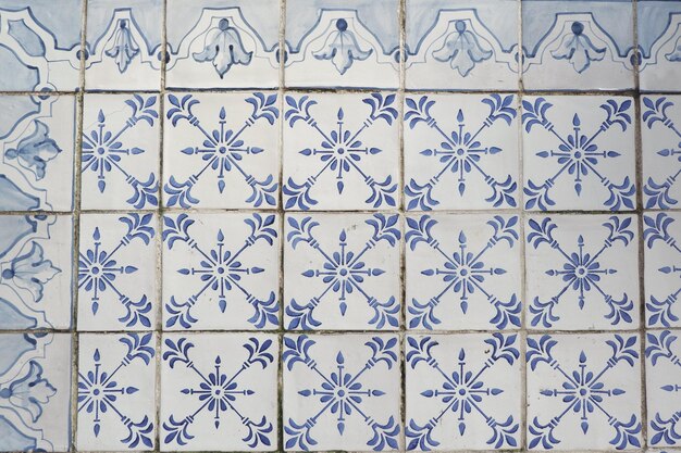 Photo antique oldfashioned tiles of faded blue colour on the weathered facade in lisbon portugal