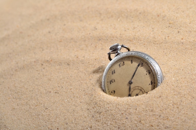 모래에 골동품 회중 시계