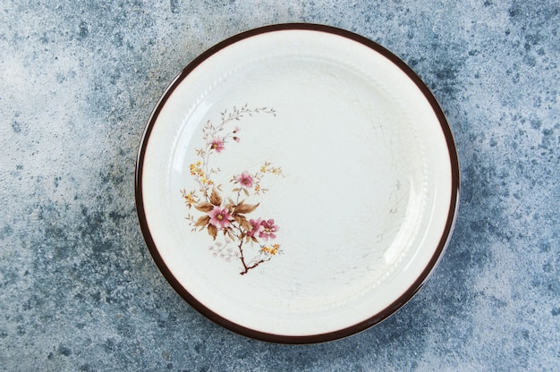 Photo antique porcelain plate on concrete