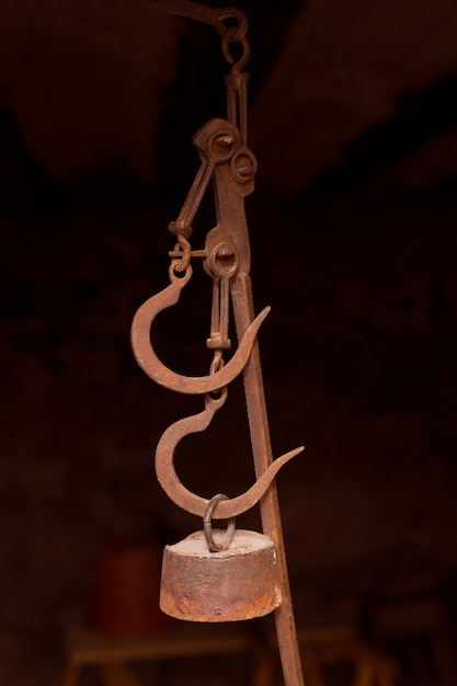 Фото Античные весы ржавые железные с гирьками