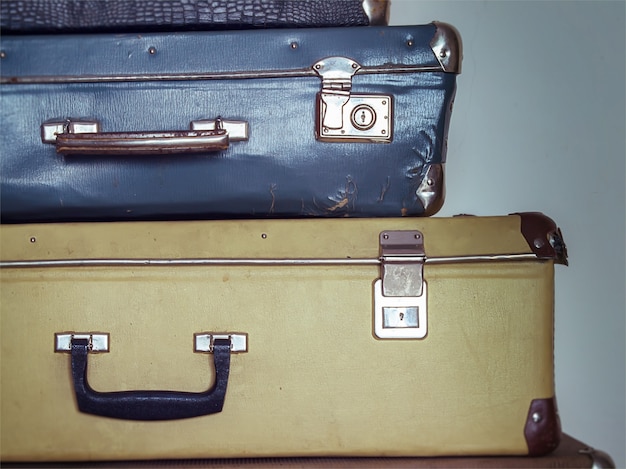 Старинные потертые чемоданы в стопке, винтажные сундуки