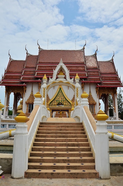 Античные лестницы древнего зала рукоположения ubosot в храме Wat Lang San Prasit для тайцев путешественники посещают и уважают молятся благословение святой мистической в Tha Chalom в Samut Sakhon Таиланд