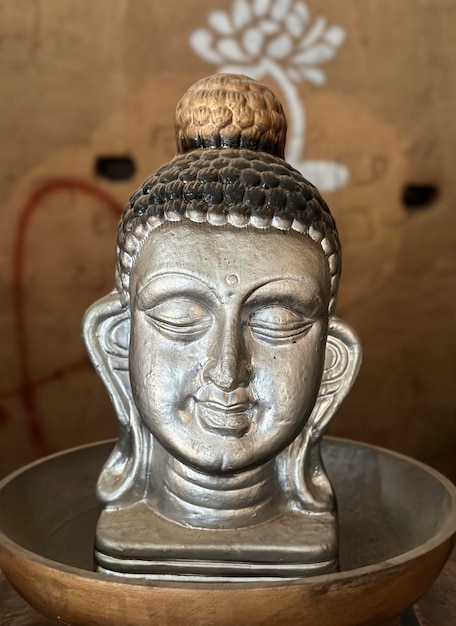 Фото Античная статуя лица будды