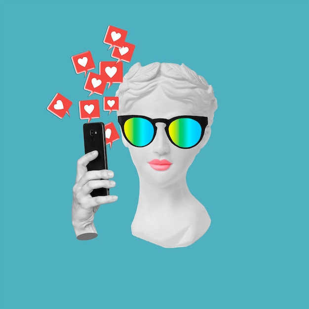 Фото Голова античной статуи в солнцезащитных очках с мобильным телефоном с символами из социальных сетей