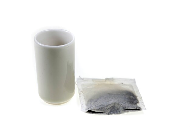 Античные чашки чая на белой предпосылке.