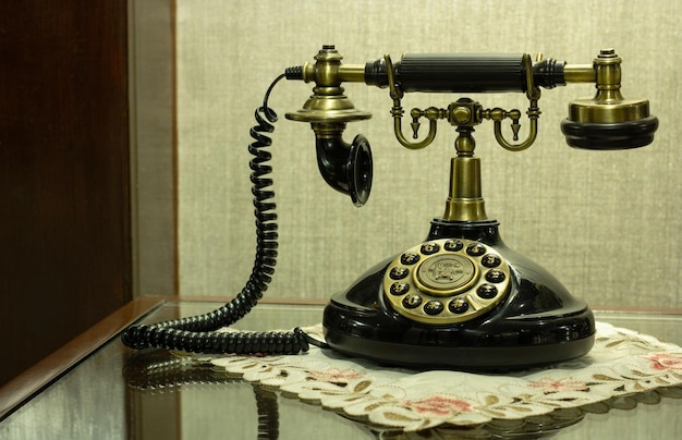 Photo antique telephone on table at hotel lobby