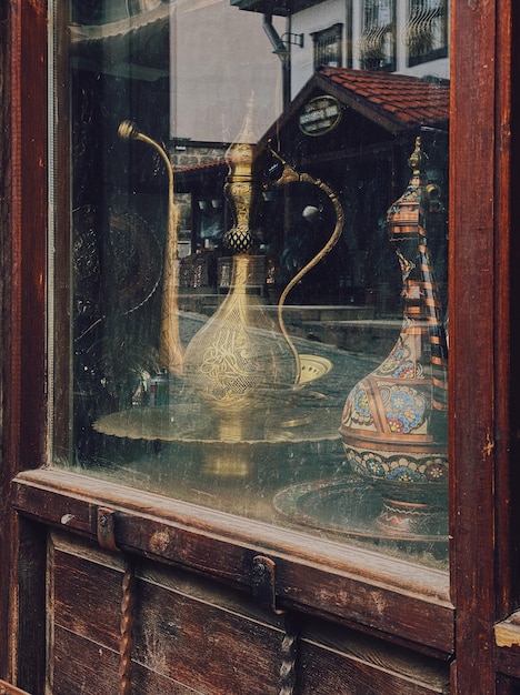 Фото Античный традиционный турецкий медный кувшин на витрине сувенирного магазина