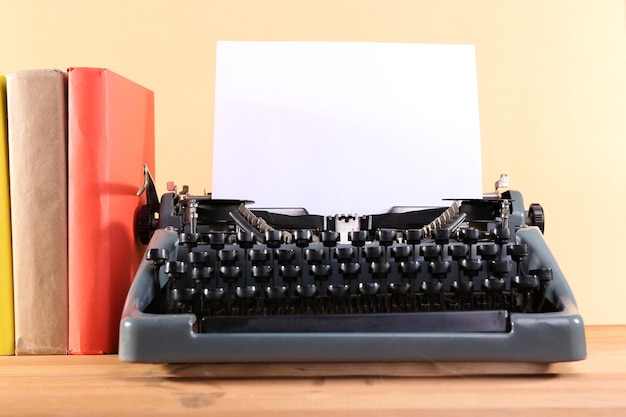 Старинная пишущая машинка Винтажная пишущая машинка на столе