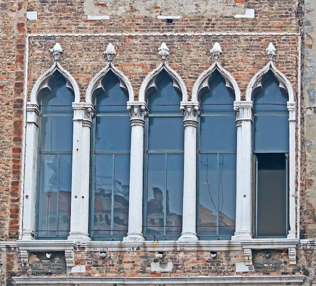 Foto finestre antiche in un muro di mattoni