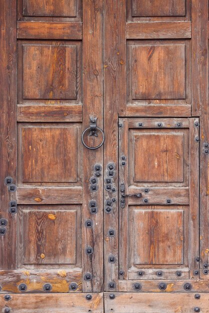 Фото Античная деревянная дверь крупным планом