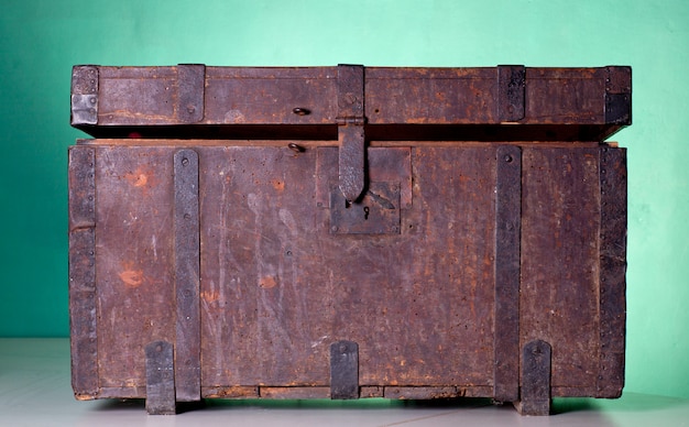 Photo antique wooden trunk