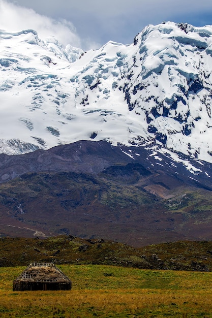 Antisana berg met hut, Ecuador