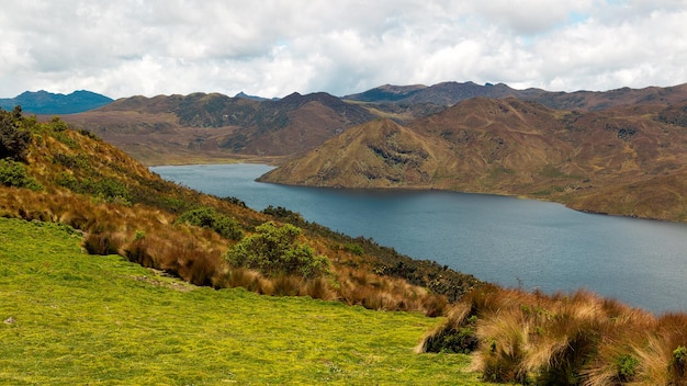 Foto lago antisana, paesaggio vulcanico, ecuador