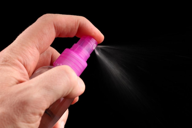 Antiseptische of hand spray close-up donkere achtergrond