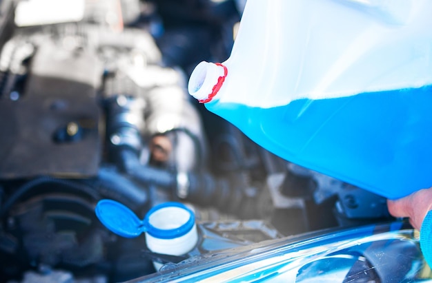 Antivries in de auto gieten Een ruitensproeiertank vullen met een antivriesmiddelA