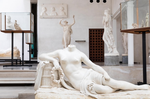 Foto antonio canova-collectie klassieke sculpturen in witmarmeren galerij met meesterwerken