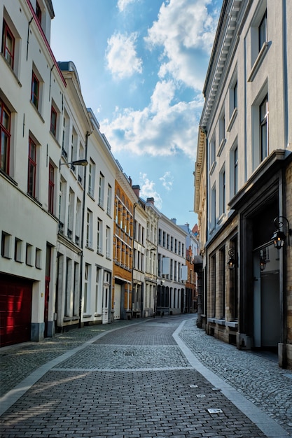 Antwerpen straat met rij huizen bij de oude Europese stadshaven, België