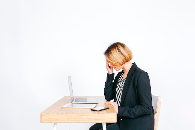 Donna di affari ansiosa sul posto di lavoro