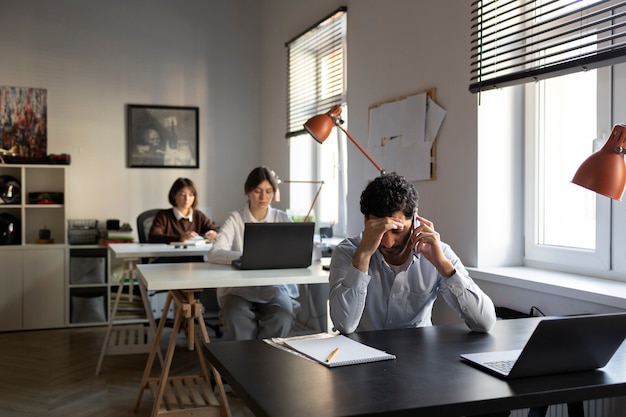 Foto persone ansiose al lavoro vista laterale