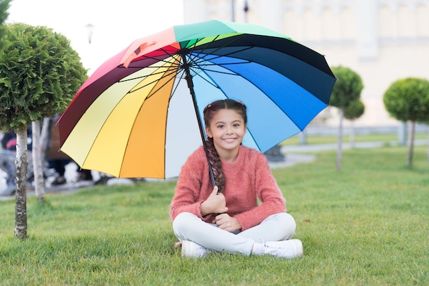 どんな天気でもいい雨上がりのレインボー小さな幸せな女の子のための色とりどりの傘秋の天気のポジティブな気分天気のような陽気な子供春の天気カラフルな傘の下の小さな女の子