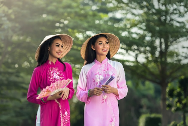 Ao dai is beroemd traditioneel kostuum voor vrouwen in vietnam