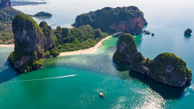 Ao nang e rai giacciono con vista aerea del paesaggio della spiaggia di pranang