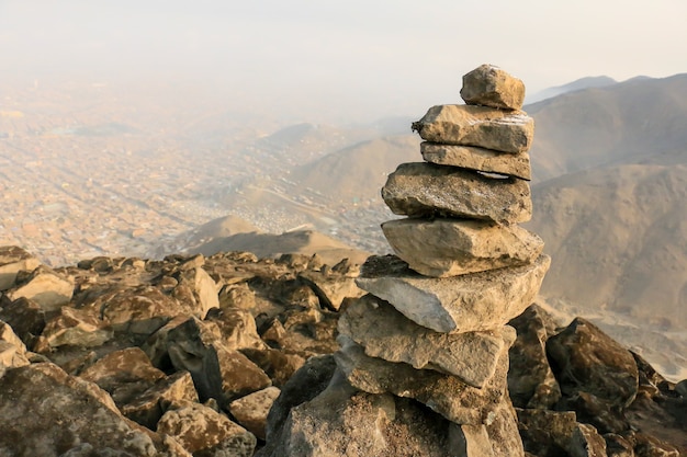 Photo apacheta mound of stones offering made by the peoples of the andes to the pachamama