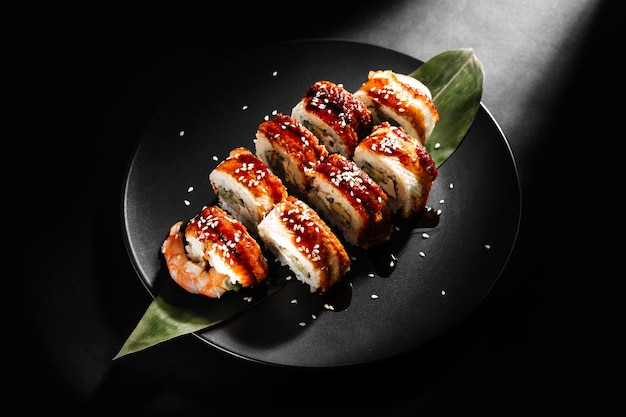 апанские суши-роллы с лососем, креветками, копченым угрем и красной икрой