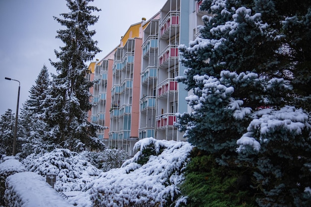 Foto edificio di appartamenti in una città tedesca di provincia in una giornata invernale