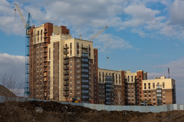 市内の住宅地に建設中の集合住宅