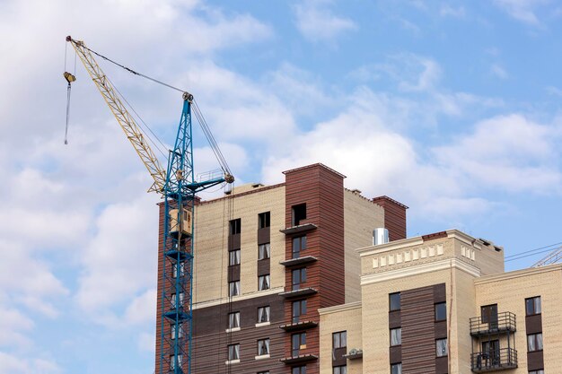 Photo apartment buildings under construction in the city residential area