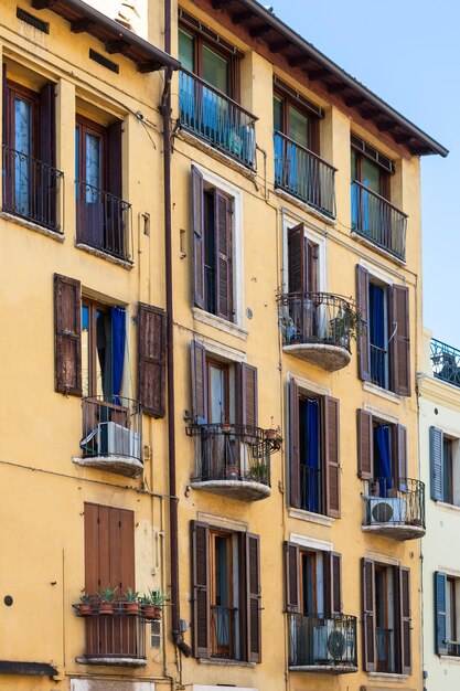 Foto palazzina nella città di verona in primavera